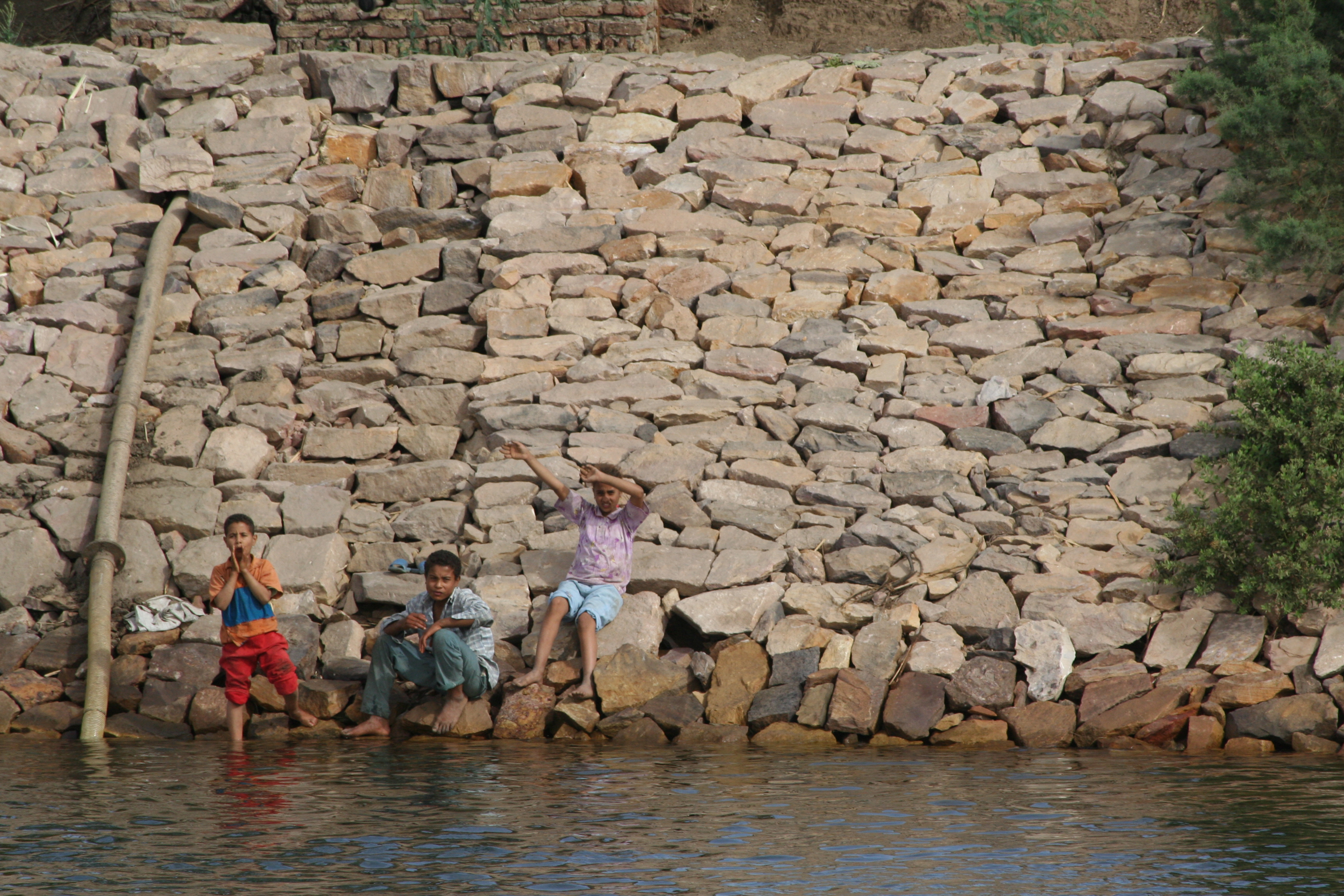 nile kids waving